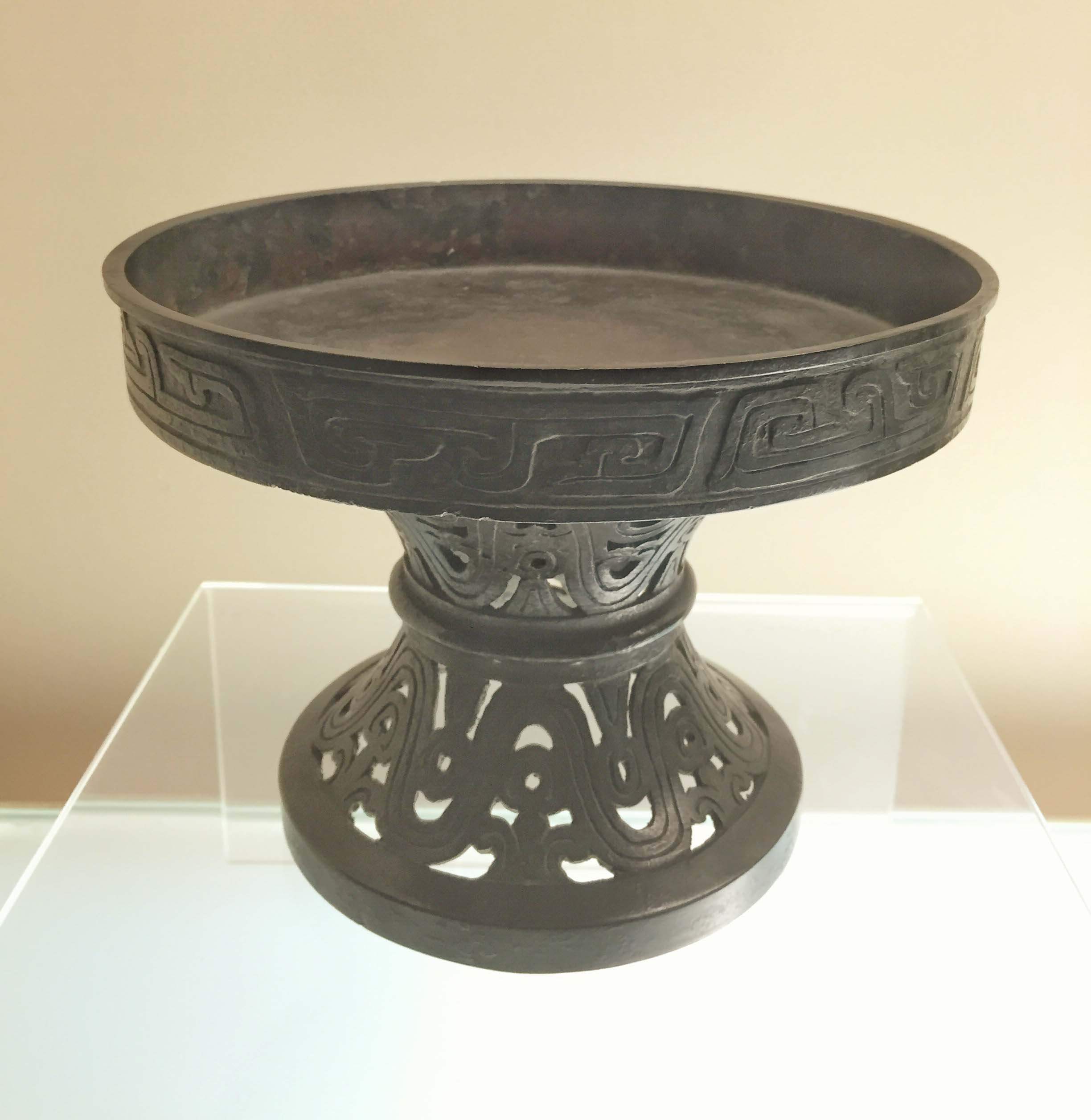 透雕波曲纹铺,春秋早期(公元前770年-前7世纪上半叶)