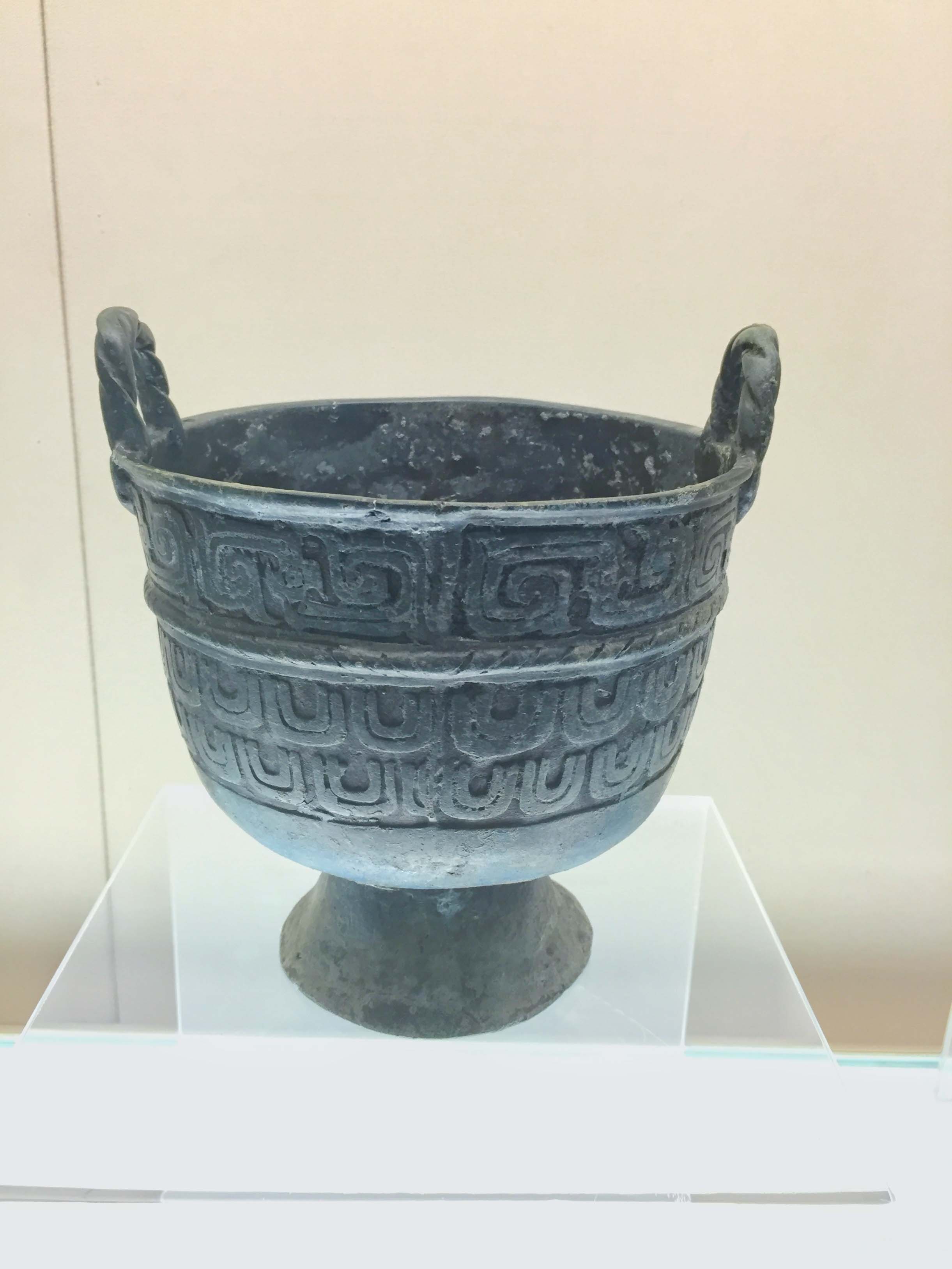 垂鳞纹鍑,春秋早期(公元前770年-前7世纪上半叶)