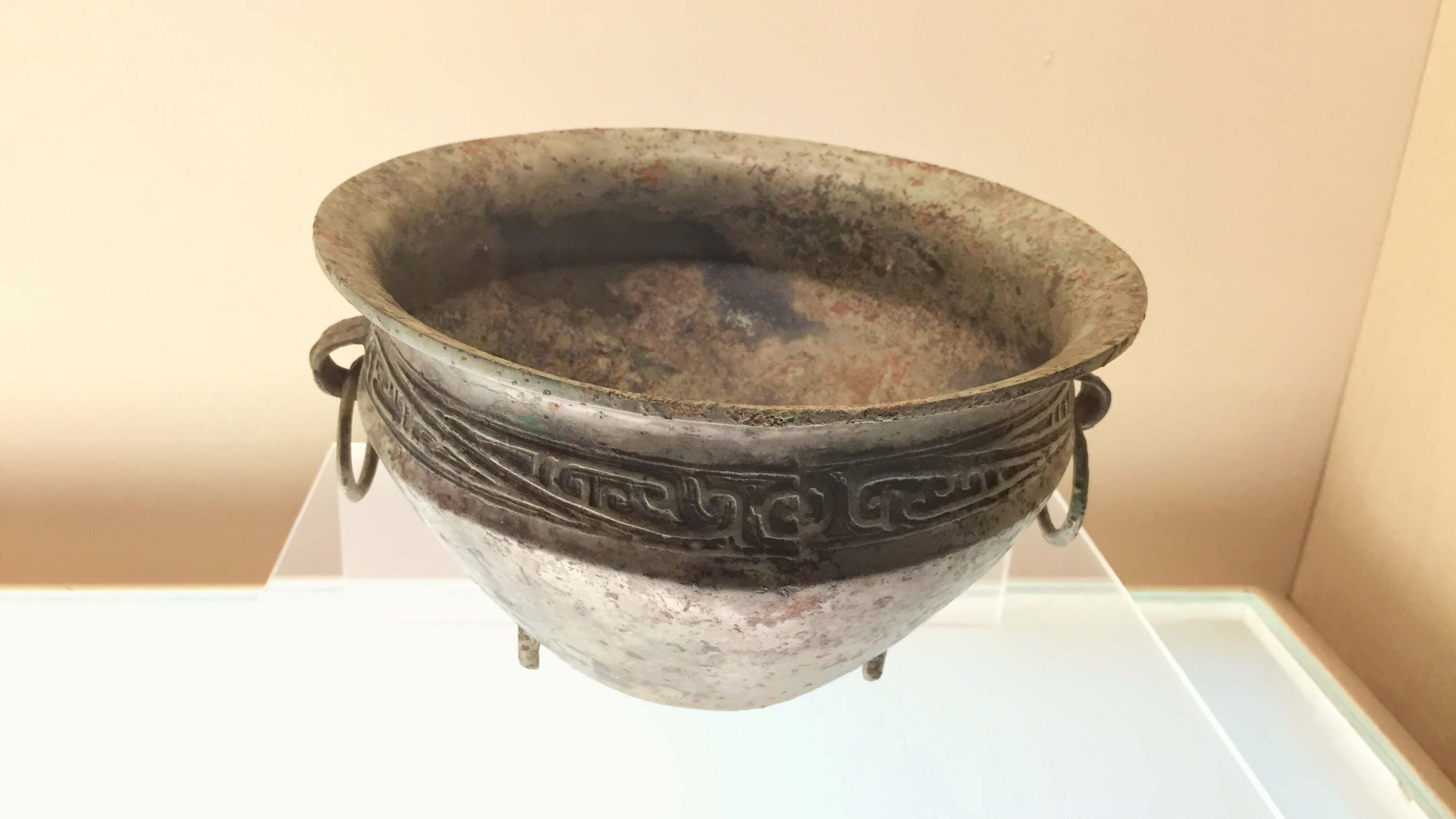 斜角云纹盆,西周中期(公元前11世纪末-前10世纪末)