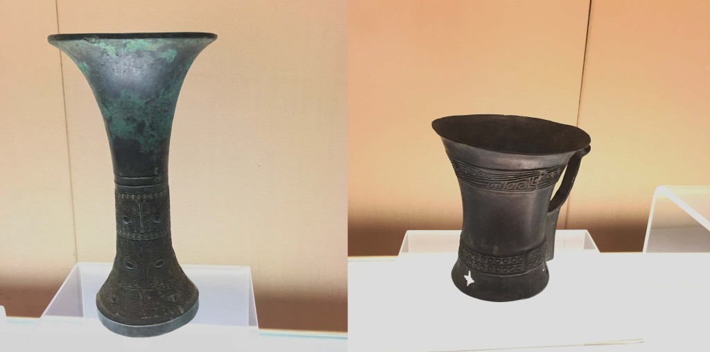 兽面纹觚,商代早期(公元前16世纪-前15世纪中叶) 斜角云纹觚,商代中期(公元前15世纪中叶-前13世纪)